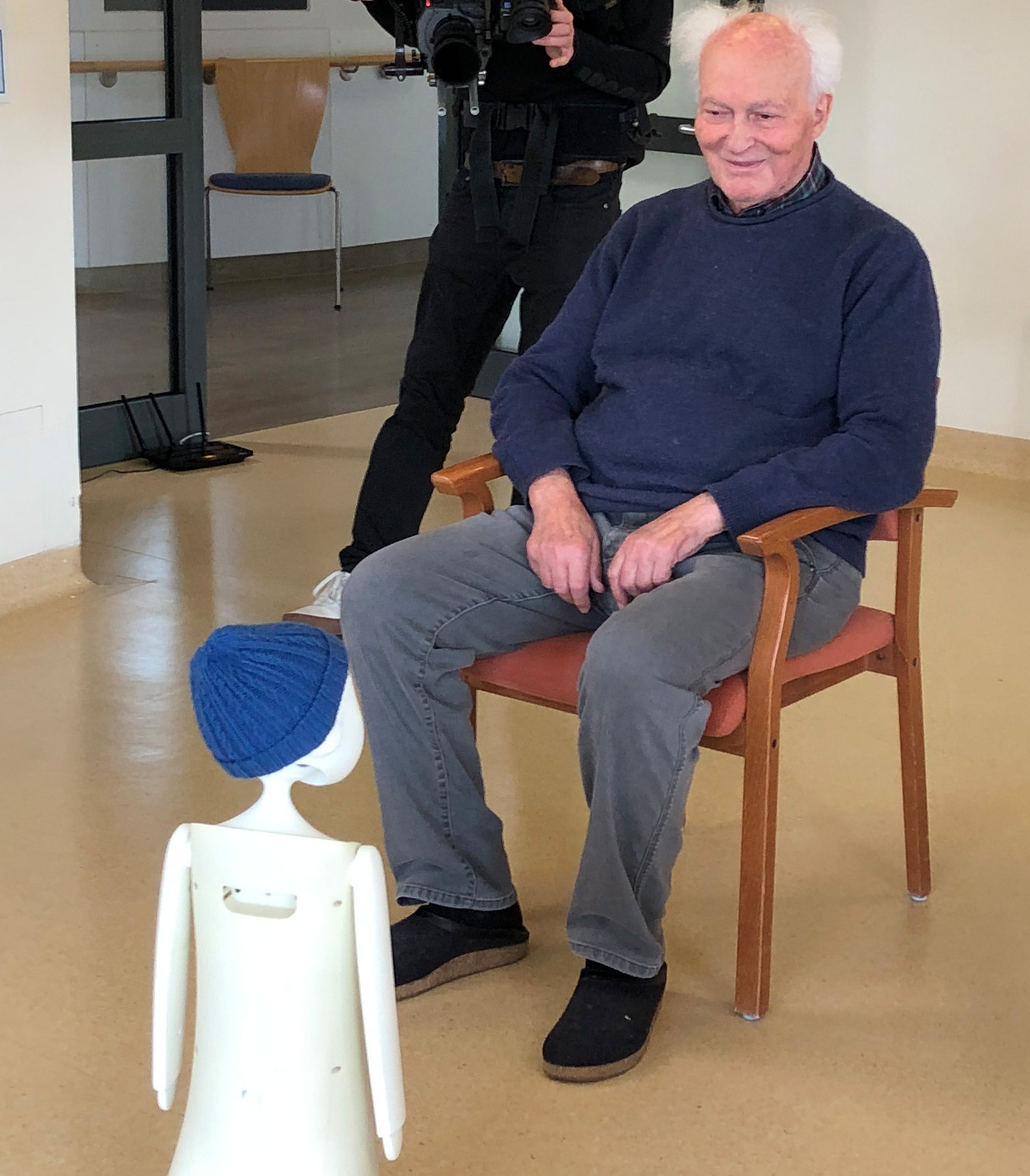 Der soziale Roboter unterhält Heimbewohner in einem Pflegeheim